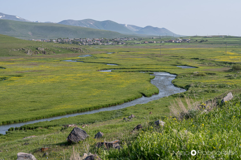 Reka Paravani, v ozadju vas Gamdzani (Gandza), rojstni kraj armenskega pesnika Vahan Teryana