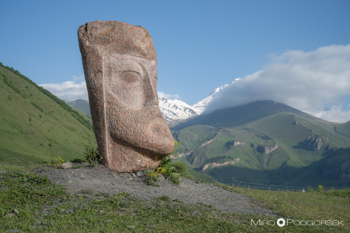 Kamnite skulpture v vasici Sno