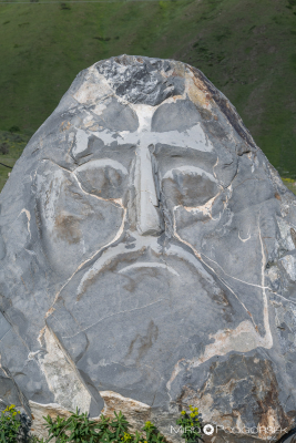 Kamnite skulpture v vasici Sno