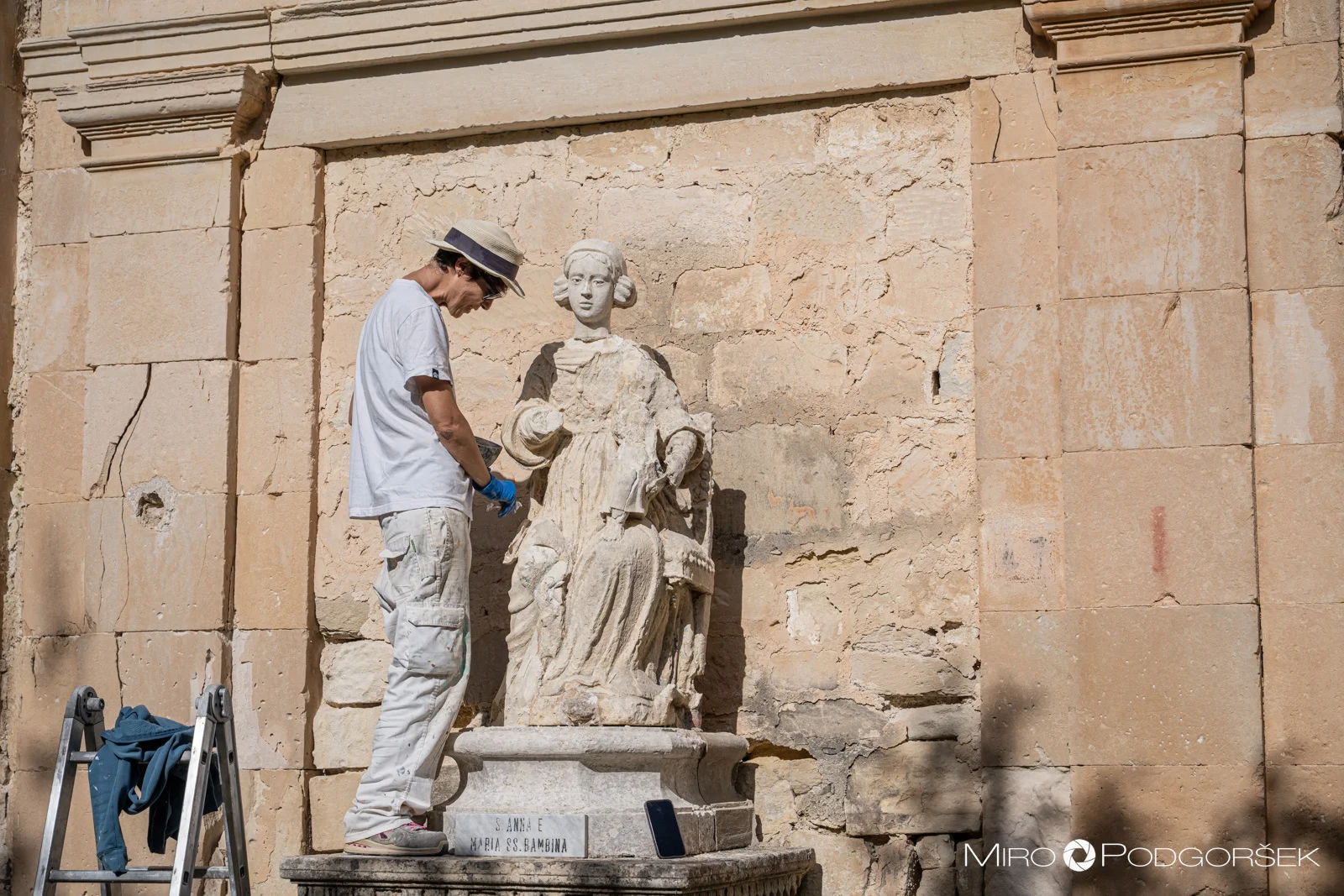 Lišpanje kipov ob cerkvi Svetega Jakoba, Ragusa Ilbla
